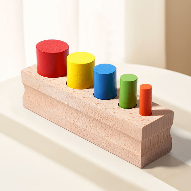 Kids Education Help - モンテッソーリ木製カラフルノブシリンダーブロックおもちゃは、子供たちが色とサイズを学ぶのに役立ちます。幼児向けの早期感覚教育玩具です。